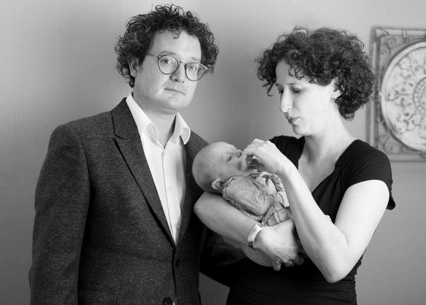 Informeel prettig geregisseerd familieportret met newborn baby door fotograaf Maarn